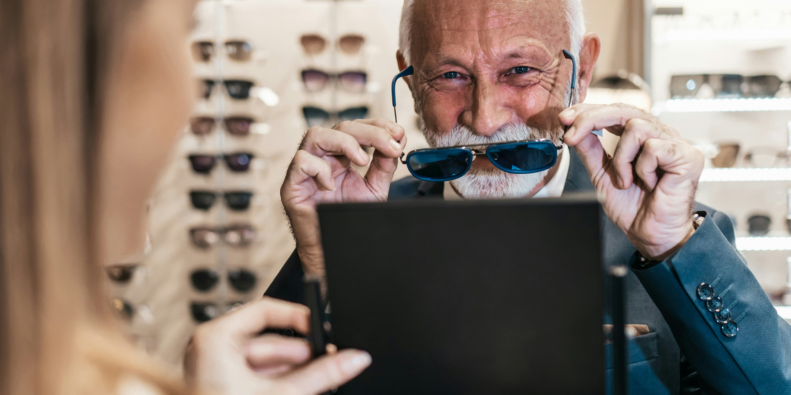 En äldre man provar glasögon