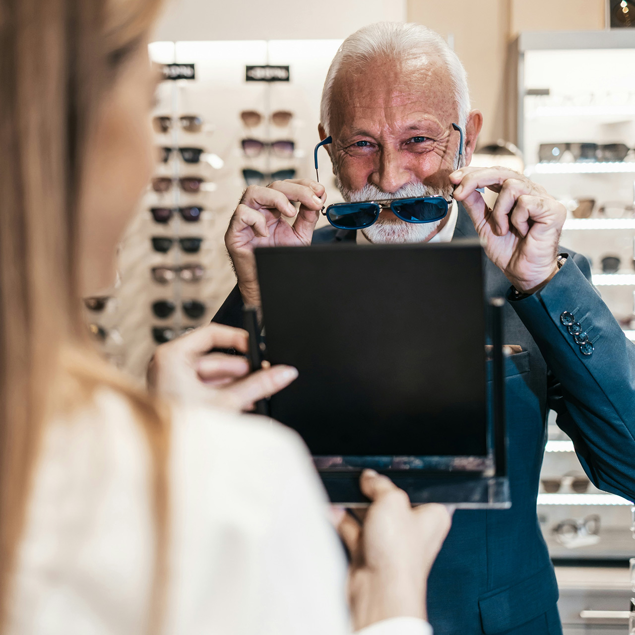 En äldre man provar glasögon