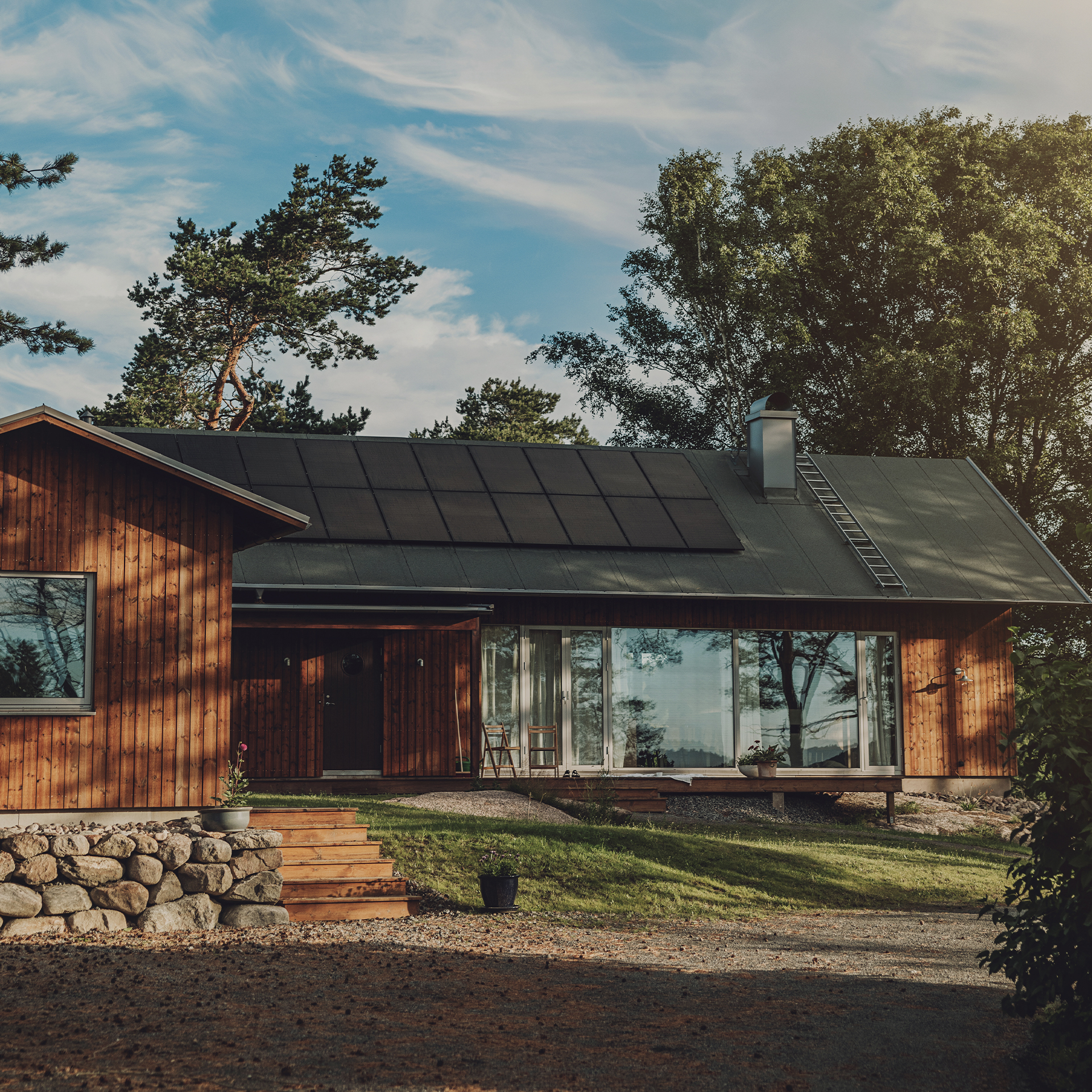 Trähus med solpaneler på taket.